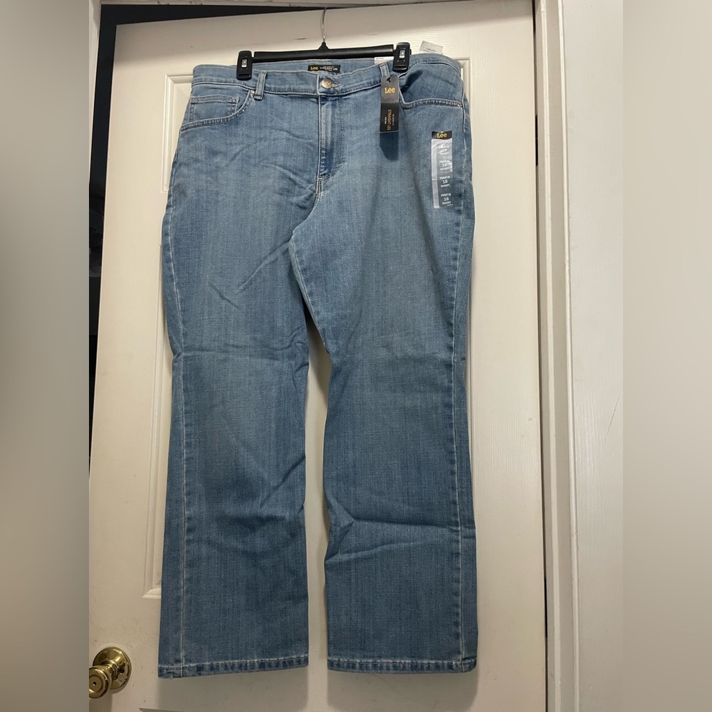 NWT Women’s Lee Relaxed Fit Straight Leg Mid Rise Jeans size 18 SHORT